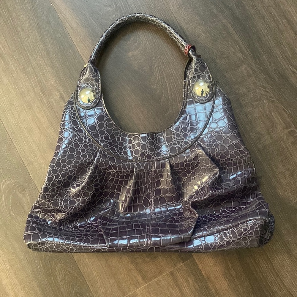 Purple purse, many compartments